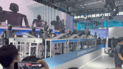 正在展会上表演踢脚球